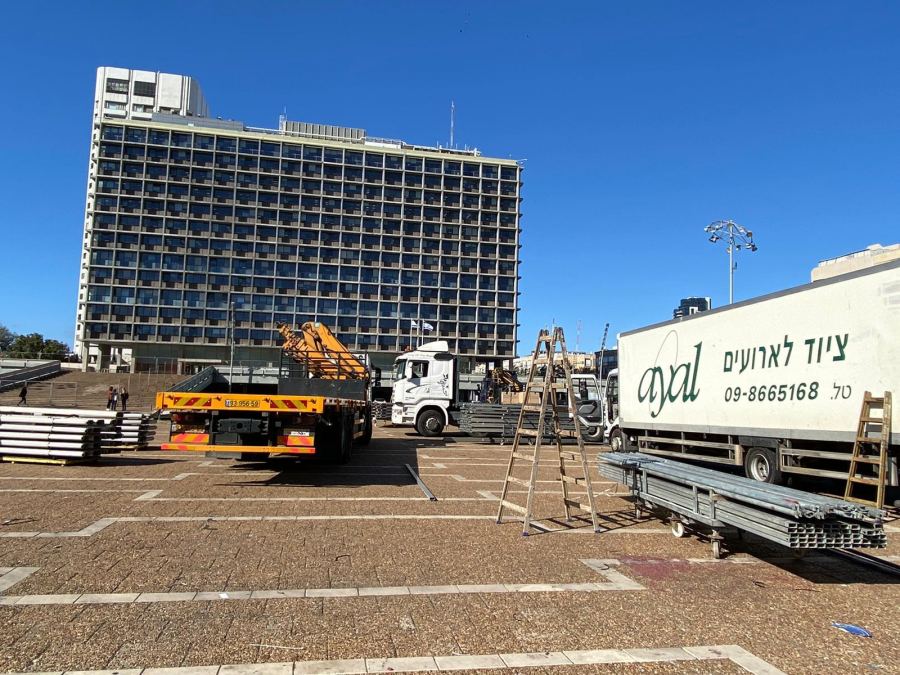 شاهدوا: استعدادات مكثفة في ساحة رابين استعداداً لمظاهرة الامهات